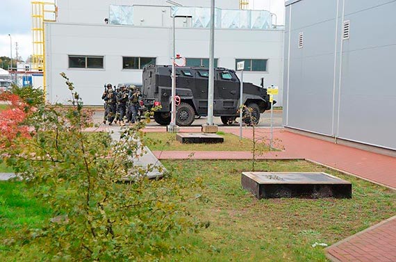 Ćwiczenia policyjnych kontrterrorystów na terenie Terminalu LNG w Świnoujściu