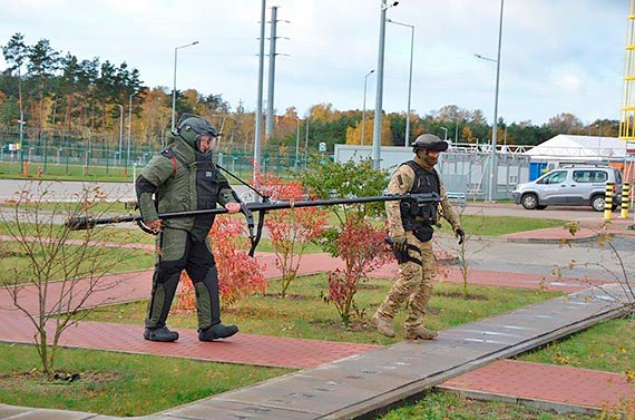 Ćwiczenia policyjnych kontrterrorystów na terenie Terminalu LNG w Świnoujściu