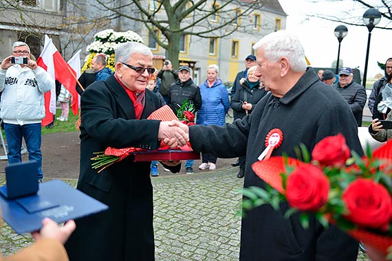 Podczas Uroczystej Sesji Rady Miasta z okazji ¦wiêta 11 Listopada wrêczono akty nadania dwóm nowym honorowym obywatelom ¦winouj¶cia