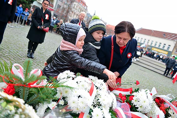 Podczas Uroczystej Sesji Rady Miasta z okazji ¦wiêta 11 Listopada wrêczono akty nadania dwóm nowym honorowym obywatelom ¦winouj¶cia