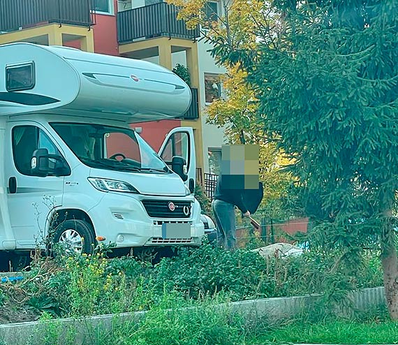 Dziki lokator na Steyera. Kamper od dwch tygodni stoi na jednym z osiedli