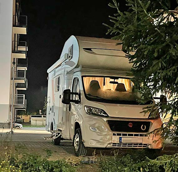 Dziki lokator na Steyera. Kamper od dwch tygodni stoi na jednym z osiedli