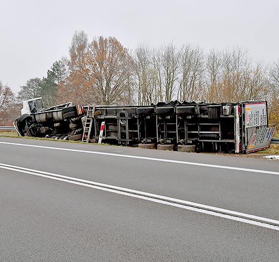 Na DK3 na wysokości Dargobądza kierowca TiR-a wpadł do rowu