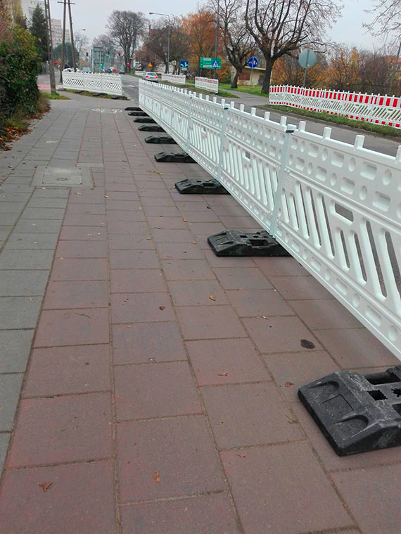 Przy ulicy Grunwaldzkiej stany barierki