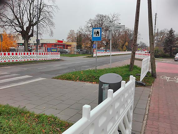 Przy ulicy Grunwaldzkiej stany barierki