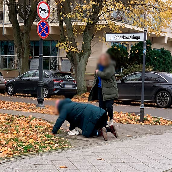 Betonowa puapka. Mao zabrako, by kobieta zamaa nog!