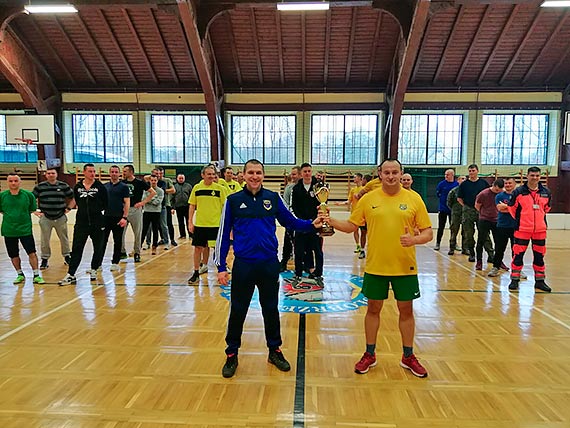 onierze kochaj sport! Rozegrano mistrzostwa 8. FOW w halowej pice nonej i unihokeju