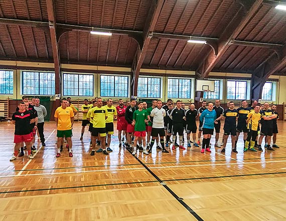 onierze kochaj sport! Rozegrano mistrzostwa 8. FOW w halowej pice nonej i unihokeju