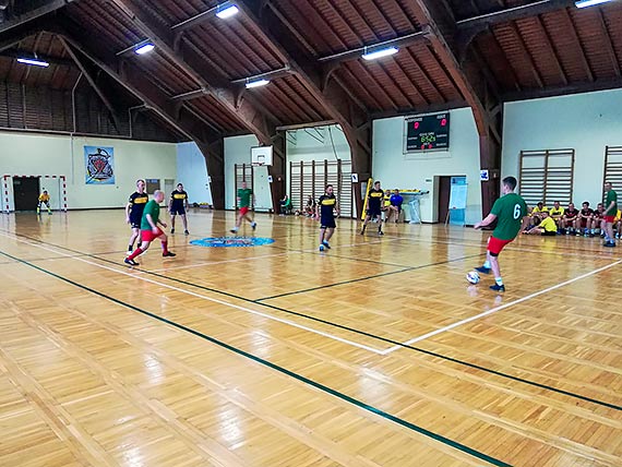 onierze kochaj sport! Rozegrano mistrzostwa 8. FOW w halowej pice nonej i unihokeju
