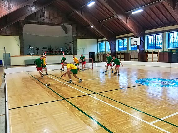 onierze kochaj sport! Rozegrano mistrzostwa 8. FOW w halowej pice nonej i unihokeju