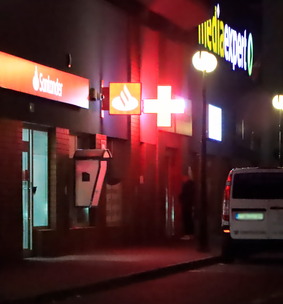 Znalaz 5 tysicy zotych w bankomacie. Zgosi si do jednostki policji, aby zwrci pienidze