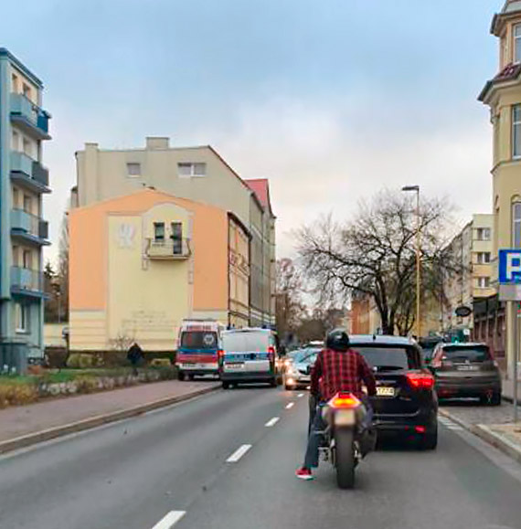 Policja i pogotowie ratunkowe przyjechay do pacjenta w centrum miasta. Odmwi przyjcia pomocy medycznej