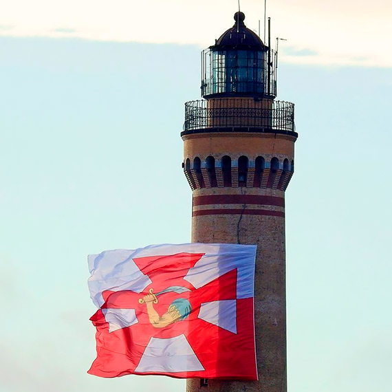 Świnoujście: proporzec na latarni