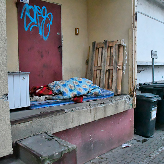 Bezdomni maj gdzie si podzia. Pytanie, czy chc