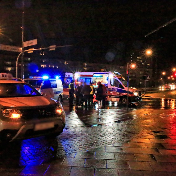 Potrcenie 18 - latki przy skrzyowaniu 11 Listopada i Szkolnej. Moda kobieta trafia do szpitala 