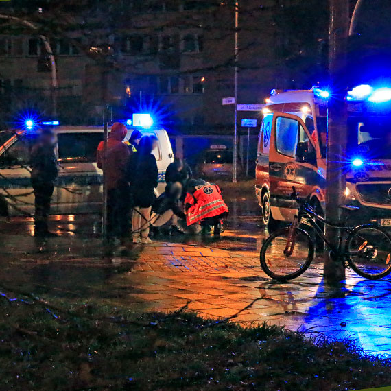 Potrcenie 18 - latki przy skrzyowaniu 11 Listopada i Szkolnej. Moda kobieta trafia do szpitala 