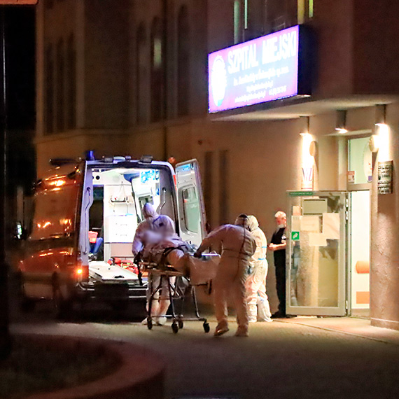 Nocna zmiana na penych obrotach. Ratownicy medyczni przewieli zakaonego koronawirusem na OIOM w Szczecinie