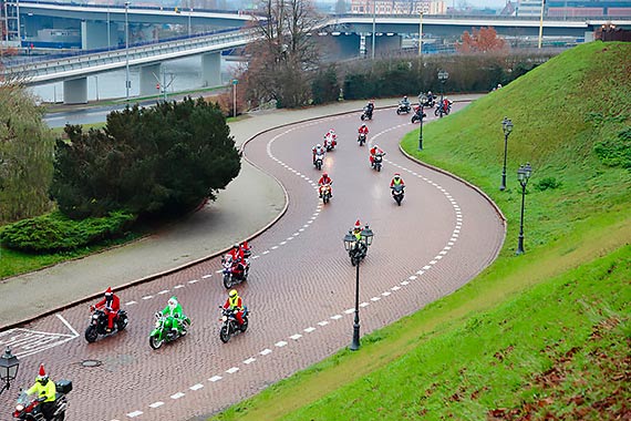 Motomikołaje przejechali przez Szczecin i zawieźli prezenty dzieciakom