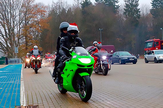 Motomikołaje przejechali przez Szczecin i zawieźli prezenty dzieciakom