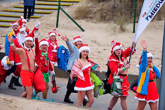 Morsujące Mikołaje powróciły na świnoujską plażę!