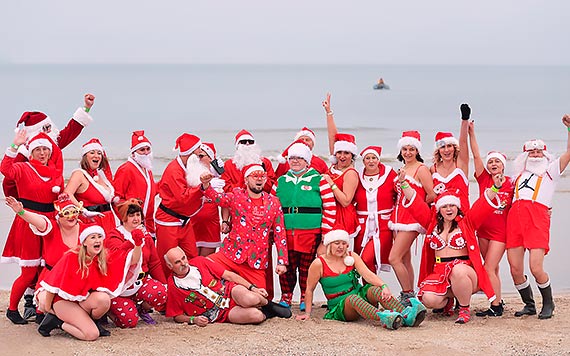 Morsujące Mikołaje powróciły na świnoujską plażę!