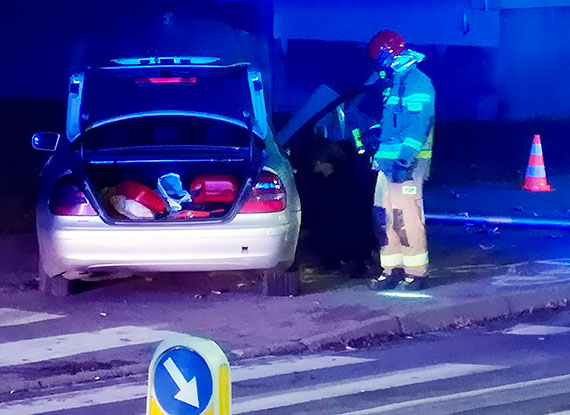 Kierowca ściął latarnię i znak drogowy!
