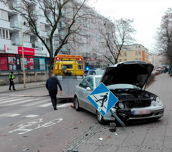 Kierowca ściął latarnię i znak drogowy!