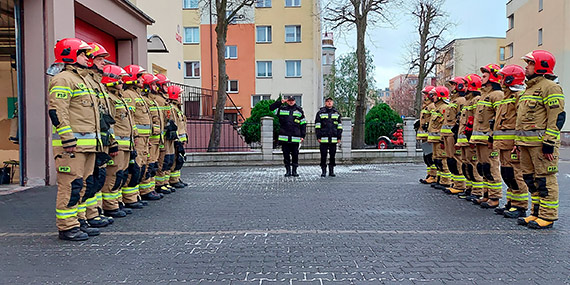 winoujscy straacy minut ciszy uczcili  tragicznie zmarych druhw z OSP Czernikowo