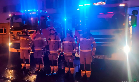 Świnoujscy strażacy minutą ciszy uczcili tragicznie zmarłych druhów z OSP Czernikowo