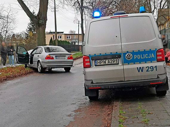 Roztrzaskane BMW przy Grodzkiej. Kierująca osobówką wjechała w drzewo