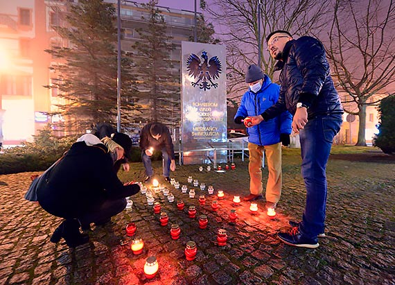 Na Placu Słowiańskim grupa mieszkańców upamiętniła rocznicę Stanu Wojennego