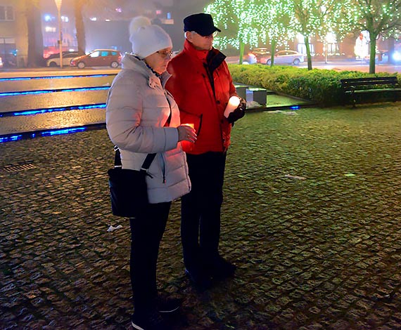 Na Placu Słowiańskim grupa mieszkańców upamiętniła rocznicę Stanu Wojennego