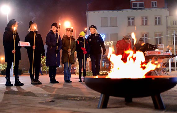 Mała świeczka, wielki ogień. Płomień z betlejemskiej groty powitany w Świnoujściu