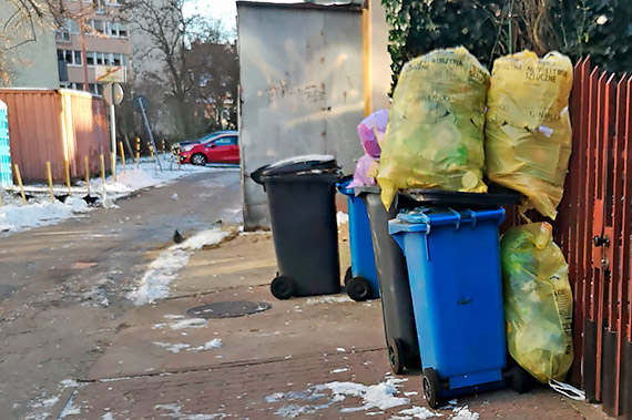 Mieszkacy - Zostalimy z penymi kubami mieci na wita!