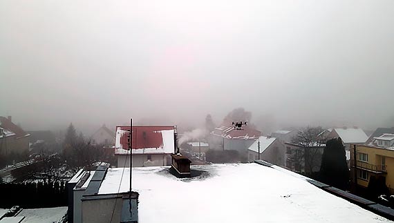 Dron ponownie nad kominami zachodniopomorskich miast. Kolejne żółte kartki dla palących śmieciami