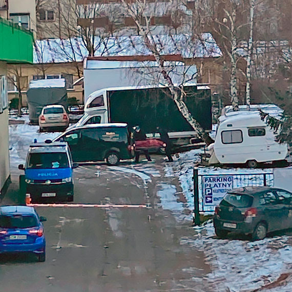 Zwoki bezdomnego w przyczepie kempingowej