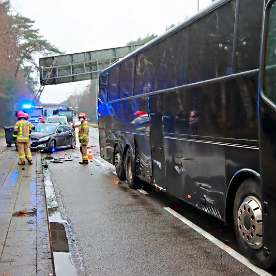 Wypadek przed Karsiborami! Autobus zderzy si z peugeotem! Zobacz film!