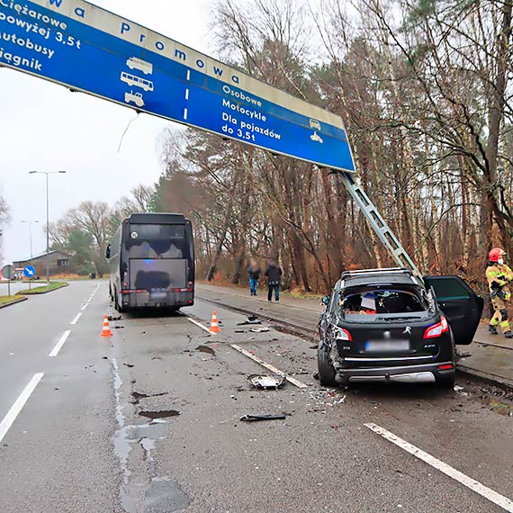 Wypadek przed Karsiborami! Autobus zderzy si z peugeotem! Zobacz film!