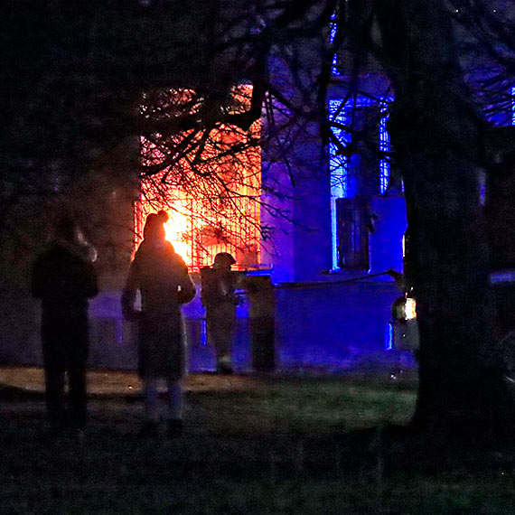 Płomienie buchały z balkonu na Konstytucji 3 Maja. Pracowita noc strażaków
