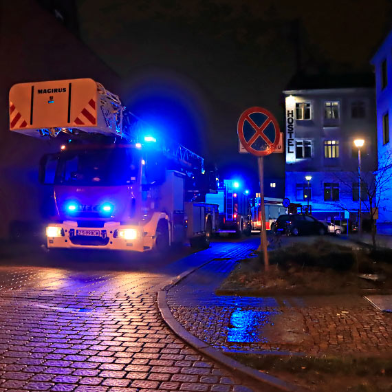 Płomienie buchały z balkonu na Konstytucji 3 Maja. Pracowita noc strażaków