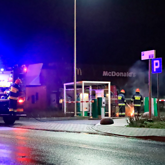 Płomienie buchały z balkonu na Konstytucji 3 Maja. Pracowita noc strażaków