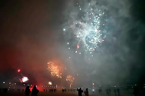 Mieszkanka - Mieszkańcy oraz turyści zorganizowali sylwestra na plaży
