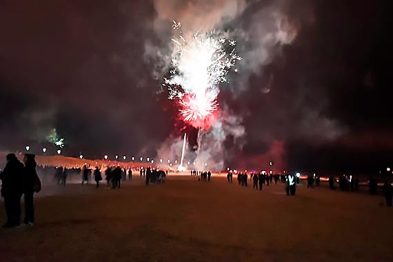 Mieszkanka - Mieszkańcy oraz turyści zorganizowali sylwestra na plaży