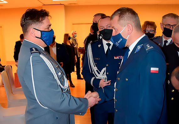 Poegnanie ze sztandarem Komendanta Miejskiego Policji w winoujciu