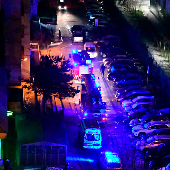 Wejcie straakw do mieszkania na Szkolnej. W rodku znajdowaa si leca na ku kobieta