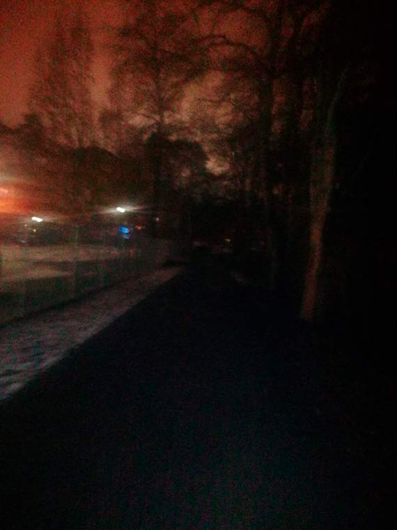 Turysta: Zaniedbany chodnik przy promenadzie. Można wywinąć orła na nieposprzątanych liściach