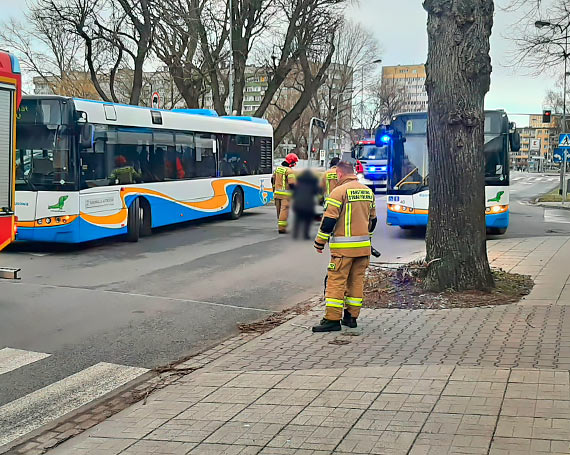 Kobieta przewrcia si i doznaa urazu gowy w autobusie miejskim