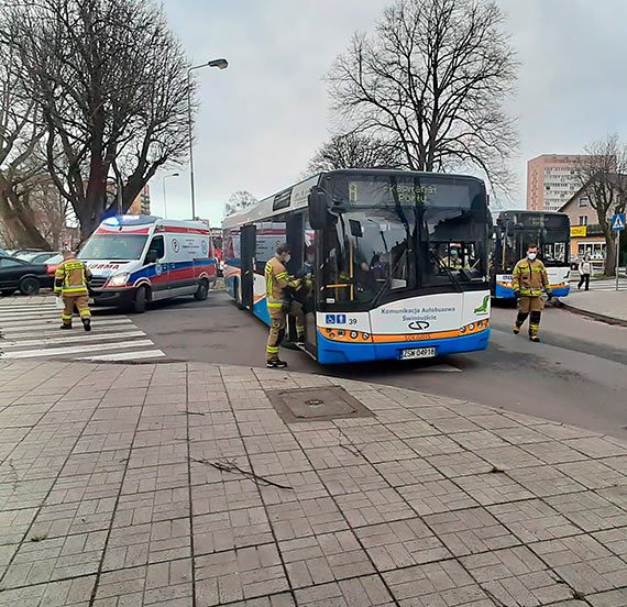 Kobieta przewrcia si i doznaa urazu gowy w autobusie miejskim