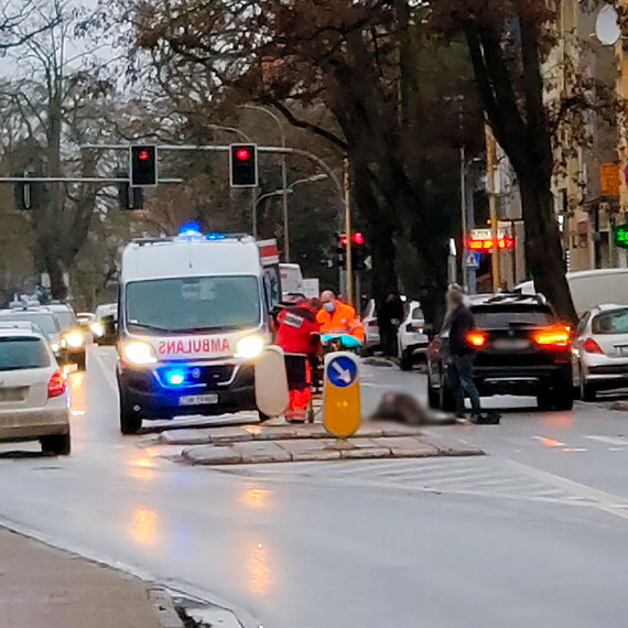 Wypadek na Konstytucji 3 Maja. Kierowca BMW potrci na pasach starszego mczyzn