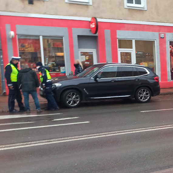 Wypadek na Konstytucji 3 Maja. Kierowca BMW potrci na pasach starszego mczyzn